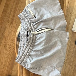 Vuori activewear shorts excellent condition size small - Clementine 2.0?